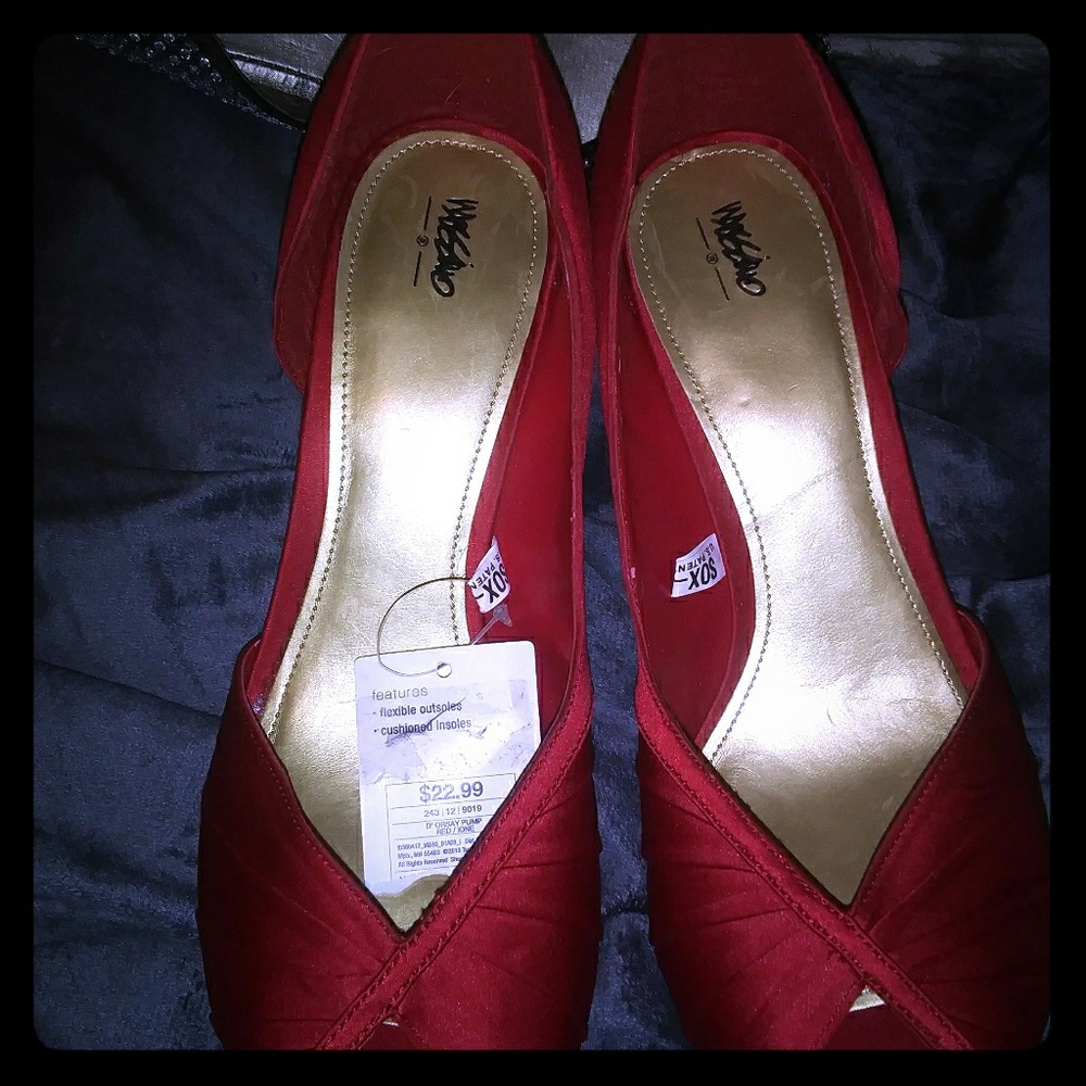 Target red pumps